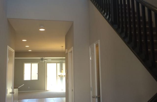 2 Master Suites with 2 Master Bathrooms (1 upstairs & 1 downstairs). 2 Laundry areas. Gated Community of Southern Highland Gallery 4