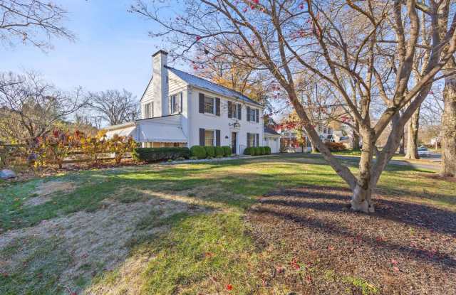 Mariemont- Gorgeous 3 bed 3 bath, 2 car, private yard Gallery 4