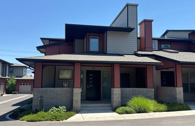 Spacious and newer 3bd/2bth, 2 car garage located at 43 N. Mountain in Ashland photos photos