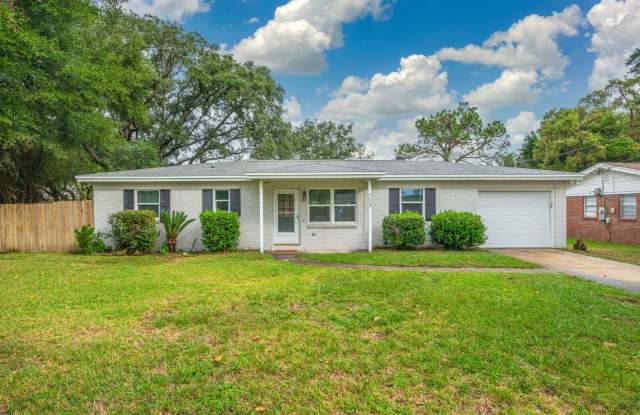 Charming Florida Cottage in the Heart of Fort Walton Beach! - 713 Gibbs Avenue, Okaloosa County, FL 32547