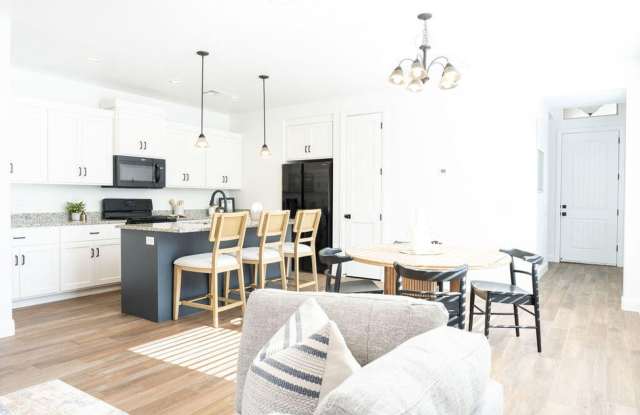 AVAILABLE!! Beautiful Brio Home!  PET FRIENDLY!! Gallery 4