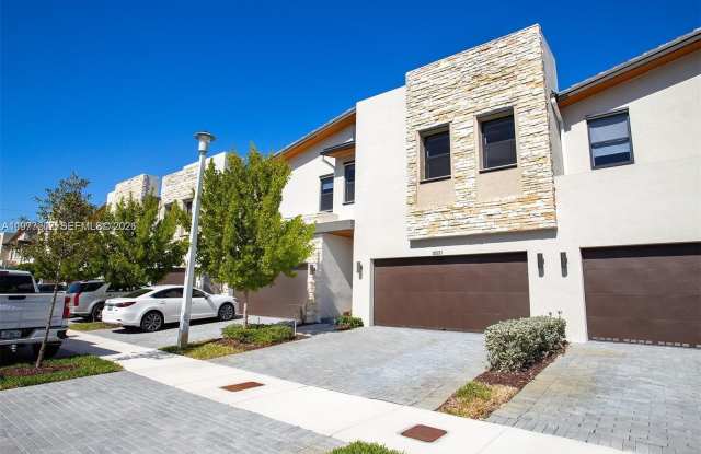 10521 NW 81st Ter photos photos