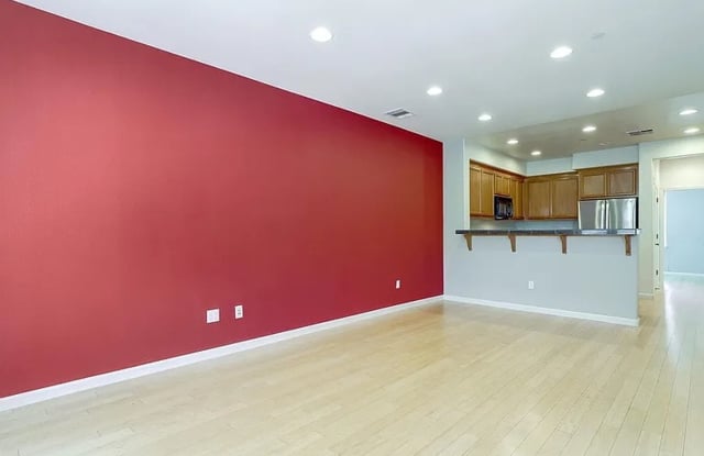 UPGRADED HOME IN HIGHLY CENTRAL SETTING. RARE 3-BED/3-BATH FLOOR PLAN! Gallery 4