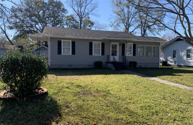 CUTE MIDTOWN COTTAGE photos photos