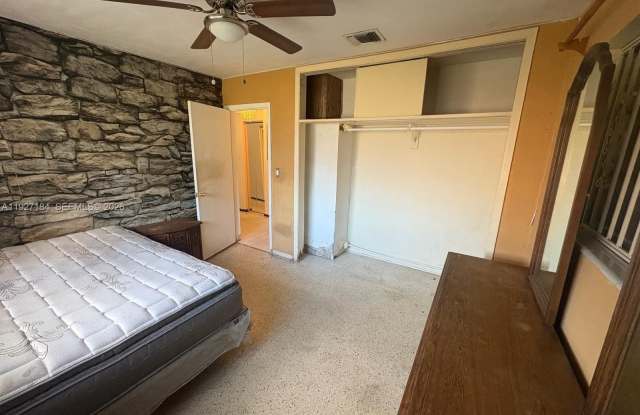 1001 NW 202nd St photos photos