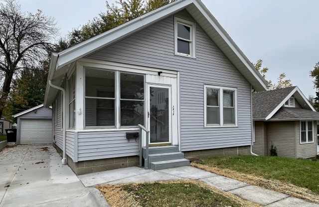 2914 N 49th Ave – 3 Bed/1 Bath in Benson | Hardwood Floors, Enclosed Front Porch, Detached Garage Gallery 1