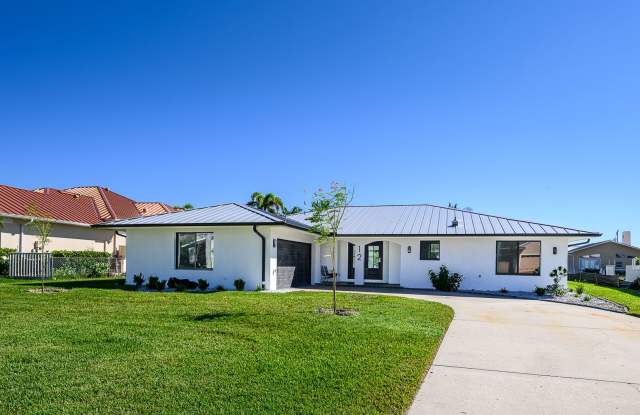 QUINTESSENTIAL WATERFRONT RENTAL WITH SAILBOAT ACCESS Gallery 1