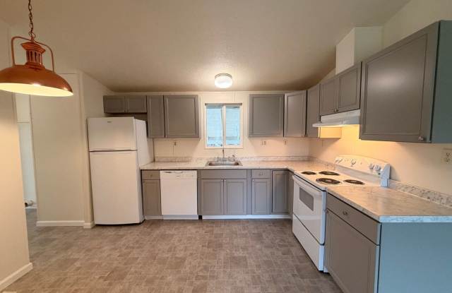~Great Updated 3 Bedroom Home in Green~ Gallery 3
