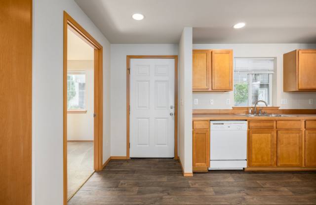 MOVE IN READY 11/15! 2 bed, 1 bath, no garage. Gallery 4
