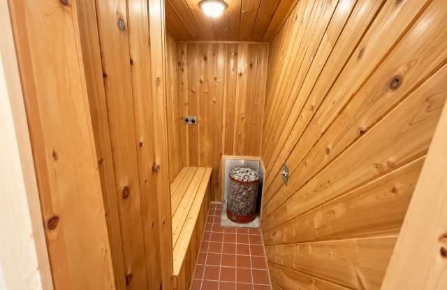2 Blocks Off Brady - 2 Bedrooms, 1 Sauna Gallery 4