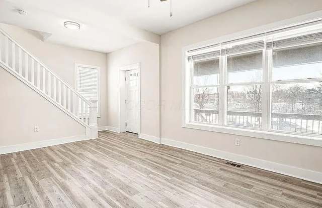 4 Bedroom Home Close to Downtown Gallery 3