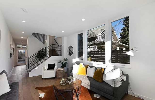Modern 3B/2Ba Light & Bright Ballard Townhome! photos photos