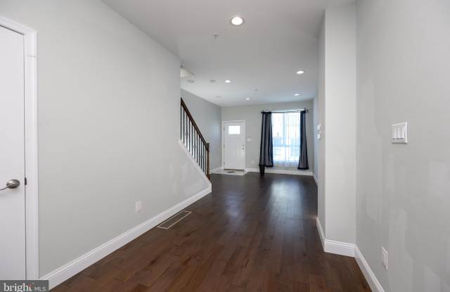 1439 N NEWKIRK Street Gallery 4