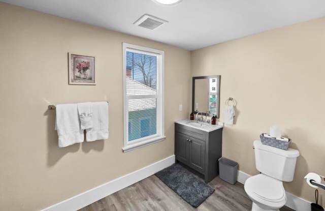 Fully Furnished 4-Bedroom Home | Downtown | Short-Term Lease! Gallery 4