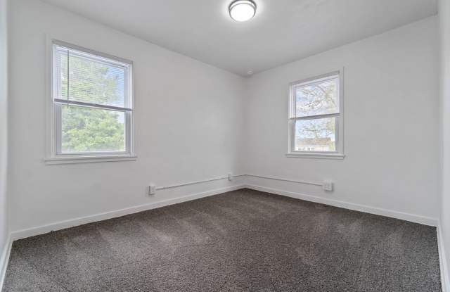 2 Bedrooms and 1 Bathroom Townhome W/ Central Air!! Apply Now! Gallery 4