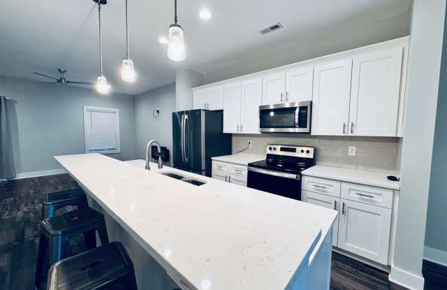 Modern 3BR Townhome with Island Kitchen, Off Timberlake Gallery 3