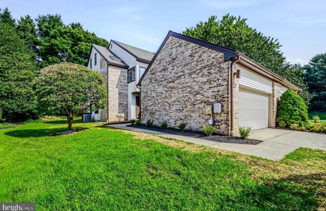 207 STEEPLE CHASE Circle Gallery 1