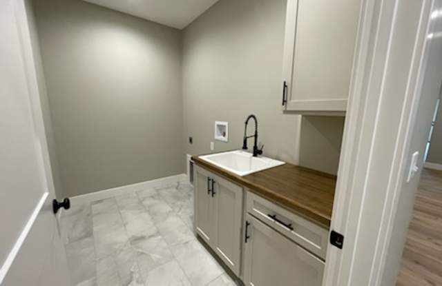 New Construction 3bd/2ba duplex Gallery 4