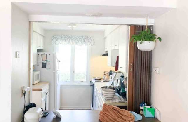2 Bed / 1 Bath Apartment – Webster Court, Amherst Available 6/8 photos photos