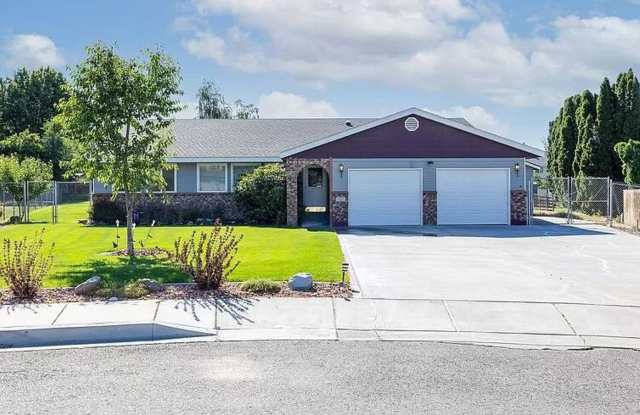 West Pasco Home with Pool and Yard Care Included - 3521 Judemein Court, Pasco, WA 99301