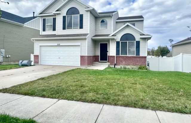 Gorgeous and Spacious 5 Bedroom House Gallery 1