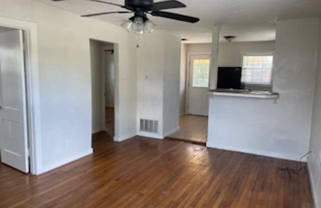 2/1 with a fenced yard. Cute little house Gallery 1