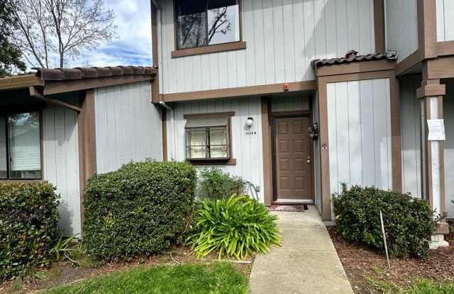 Charming 2 Bed 1.5 Bath Condo in Newark! Available August 1st! photos photos