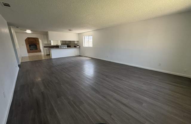 Large Living Area, rear yard has RV Access! Gallery 3