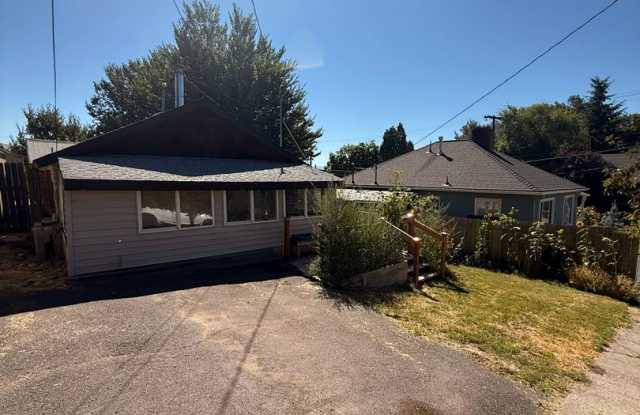 Pet Friendly 3 Bdrm 1 Bath 1.8 Miles to OIT and Sky Lakes Gallery 3