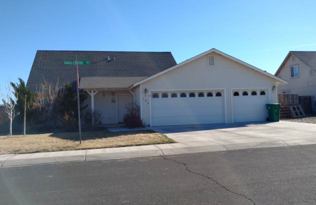 3 Bedroom 2 1/2 Bath 3 garage - 708 Tanglewood Drive, Fernley, NV 89408