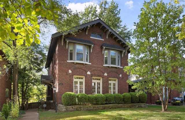7118 Pershing Ave - 7118 Pershing Avenue, University City, MO 63130