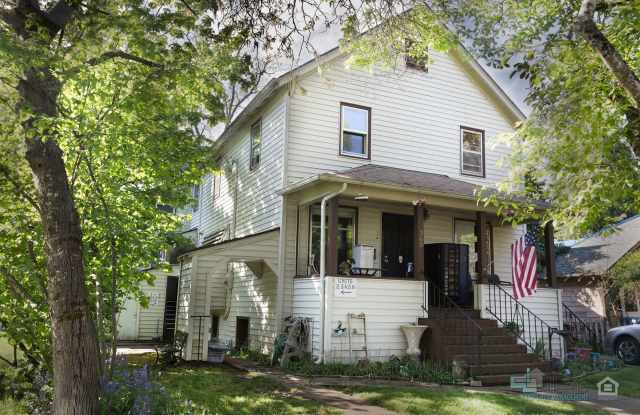 Quaint neighborhood and parking! - In Salem photos photos