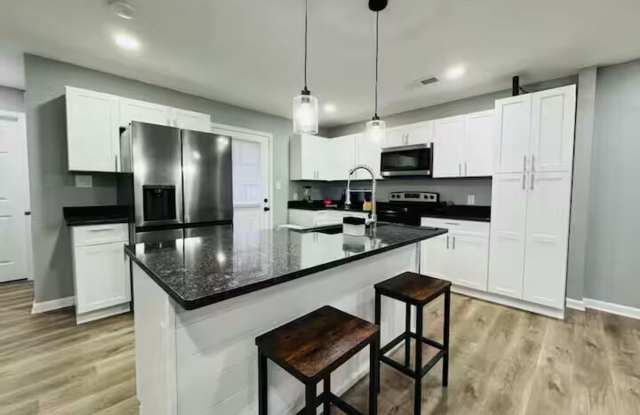 Room in 3 Bedroom Home in Riverdale Gallery 3