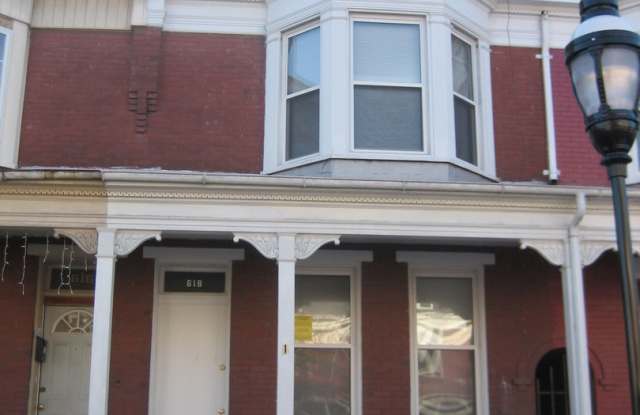 Spacious House with Parking-York City SD Gallery 1