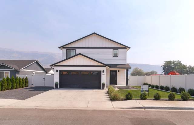 Spacious 3-Bedroom Home with 2-Car Garage photos photos