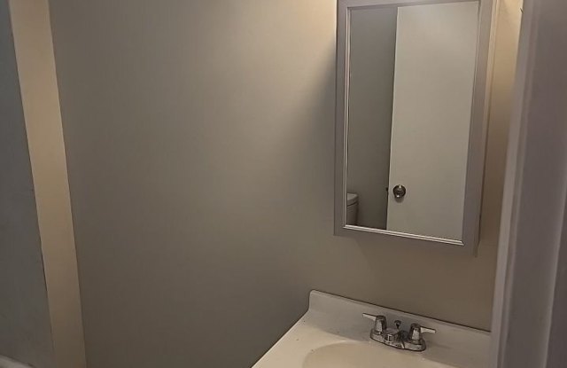 Spacious 3BR in Hartford’s Barry Square — 36 Whitmore St (3 bed / 1 bath) Gallery 3
