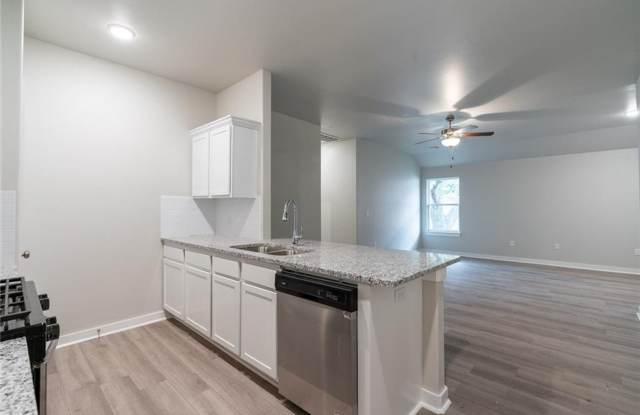 ***FALL SPECIAL $200 OFF 1ST FULL MONTH'S RENT*** Charming Duplex with AMAZING Updates throughout! Do not miss out on these Unique duplexes in El Reno, OKLAHOMA! photos photos