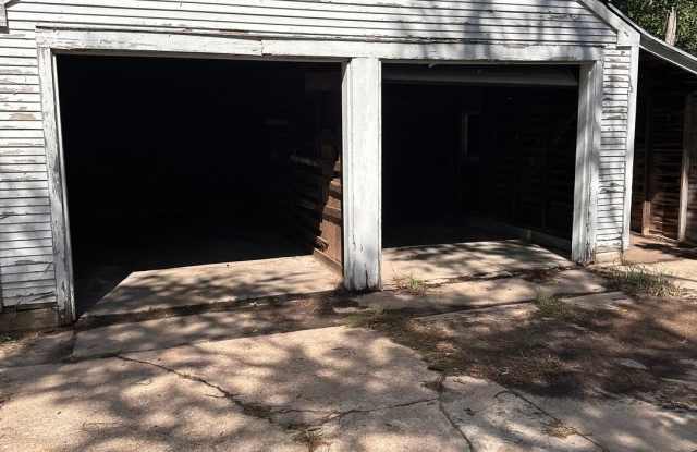 $525 - 1 bed / 1 bath - Duplex - 910 North Glendale Avenue, Wichita, KS 67208