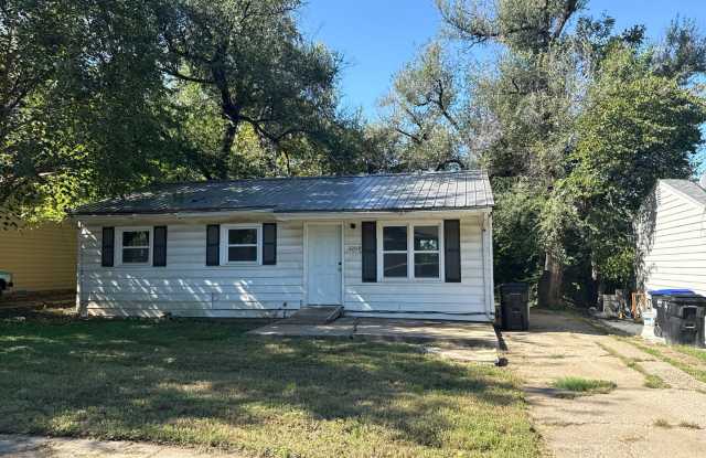 3 bed 1 Bath Huge backyard Gallery 1