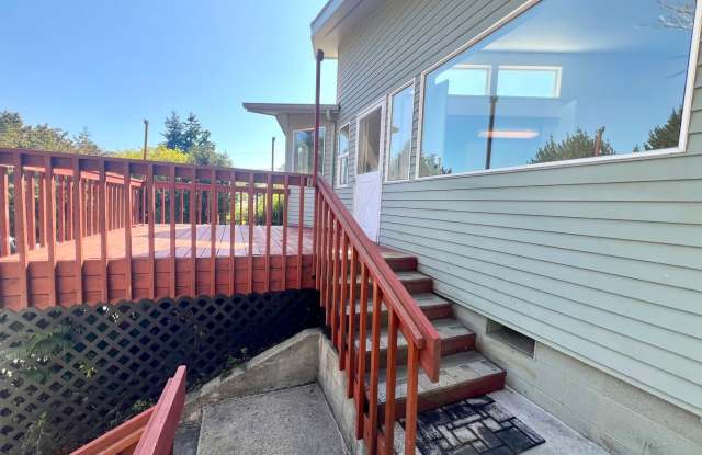 2 Bedroom Home in Coos Bay Gallery 3