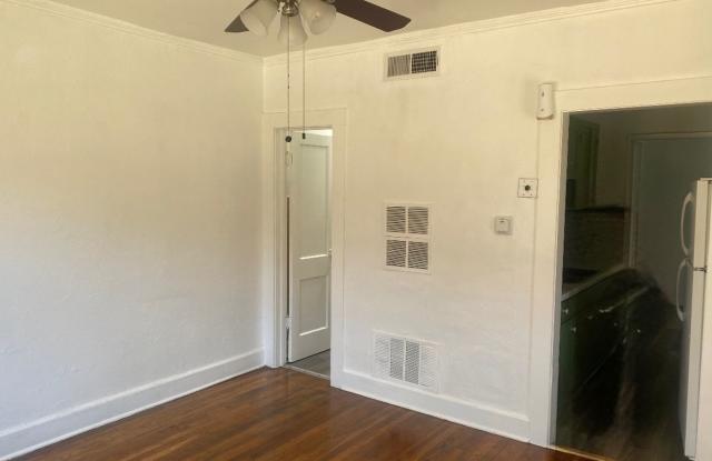 Beautiful central, fully remodeled guest house 1 bedroom - 1 bath Gallery 3