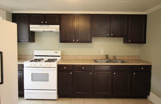 3 bed -1.5 bath house near GVSU Pew Campus. photos photos