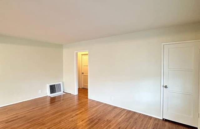Lakewood 2 bed 1 bath House - Wood Flooring - 2 Car Gar - Gorgeous!!! Gallery 2