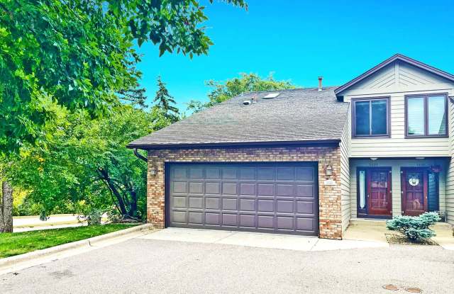Big Beautiful End Unit Townhome, Fireplace, Vaulted Primary Suite, 2nd Primary Suite Lower Level, Deck,2-Car Garage Gallery 1