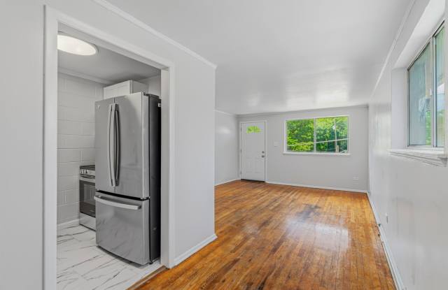 Knoxville 37917 - Newly Renovated Throughout 1 Bedroom Apartment in Park Ridge - Contact Ryan Fogarty 865-333-4840 Gallery 3
