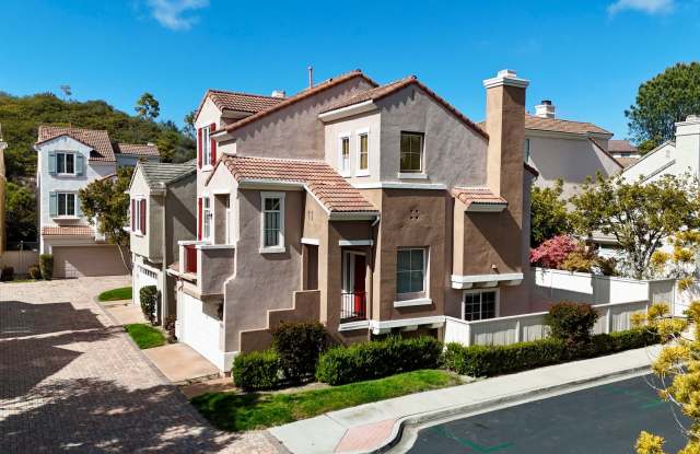 Furnished Rental 3BR/2.5 BA Charming 3 Level Detached Home In Torrey Hills, Gated Community 2 Car Garage Gallery 3