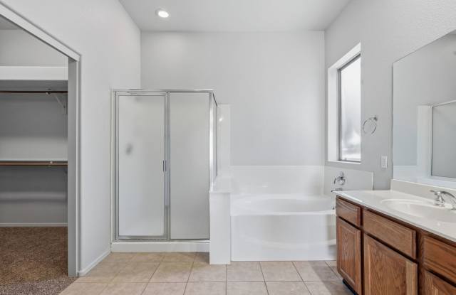 Beautiful 3-Bedroom Home with Den & Spacious Backyard in Gilbert! Gallery 4
