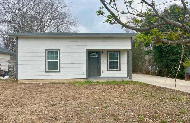 Charming 2 Bedroom Home Near Historic Landmarks in San Antonio photos photos