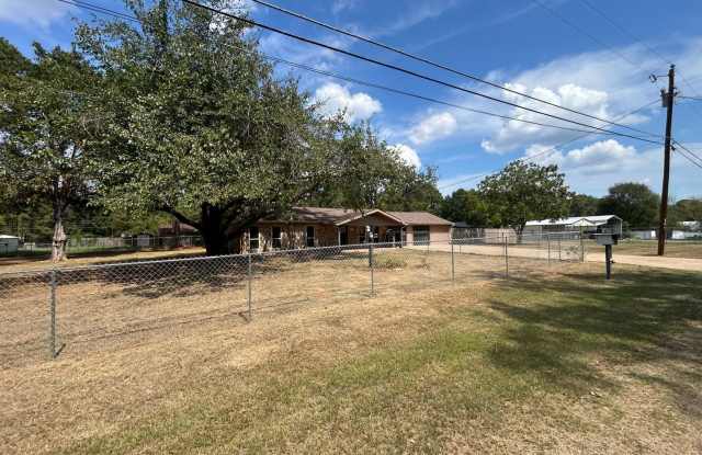 Charming 3BR House in Mabank near Cedar Creek Lake Gallery 1