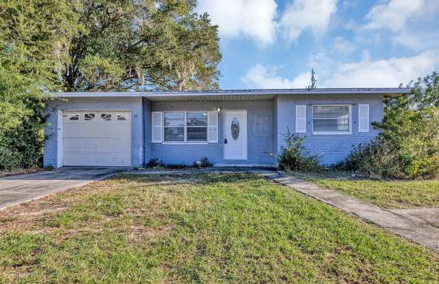 Corner lot in Davenport with Florida room Gallery 1